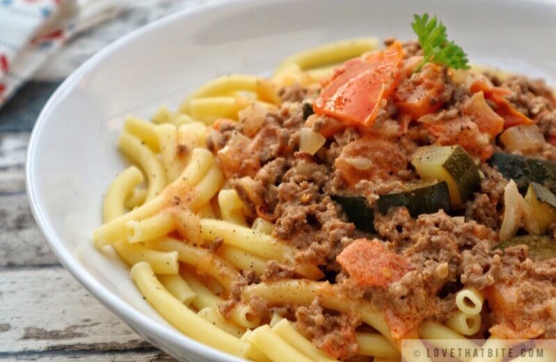 Pasta with ground meat, zucchini & tomatoes