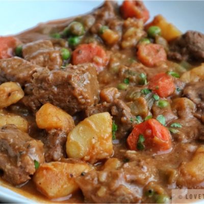 beef, stew, recipe, carrots, potatoes, peas, parsley, hearty, dish, slow-cooker, recipe, tasty, lovethatbite, close up