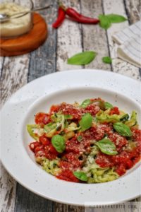 zucchini, noodles, zoodles, recipe, low-carb, diet, vegan, vegetarian, menu, basil, cjili, parmesan, cheese, olives, napkin, cashew nuts, lovethatbite